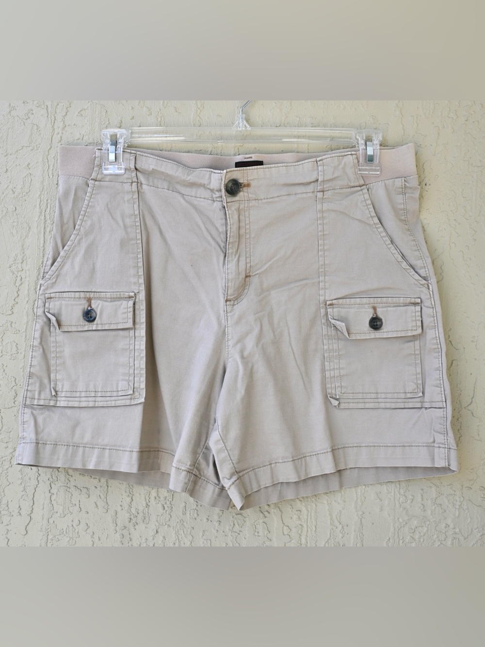 Lee Women’s Beige Cargo Shorts with Stretch